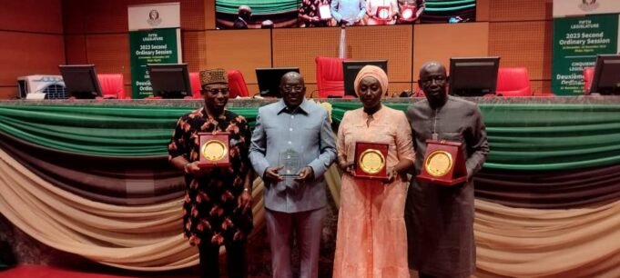 Remise de prix d’encouragement et de reconnaissance aux membres du Parlement de la CEDEAO