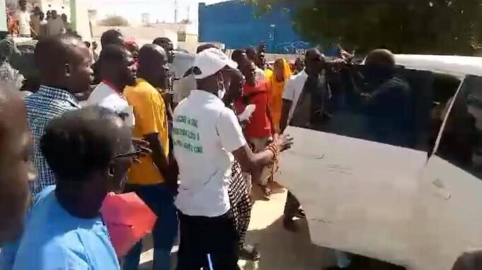 Mbacké: Attaqué par des partisans du Maire, le Directeur du SNEIPS , Bara Gaye brandit un gourdin