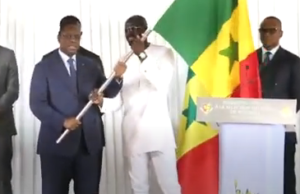 Cérémonie de remise du drapeau national, le Président Macky Sall promet une récompense exceptionnelle aux Lions du Sénégal pour la Coupe d’Afrique des Nations