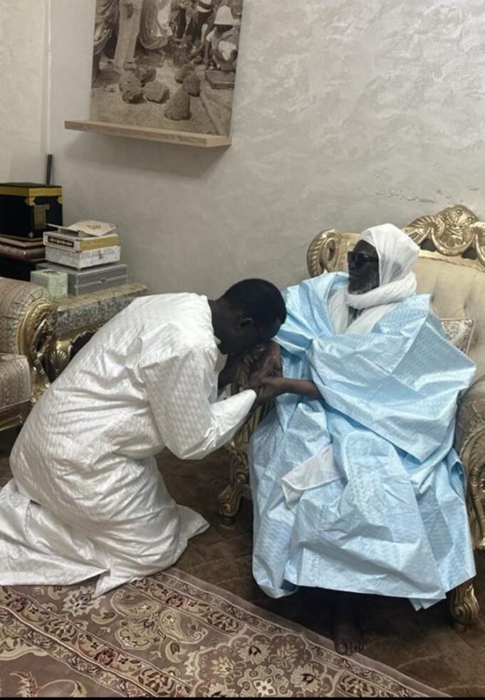 Amadou Bâ reçu par le khalife général des mourides à Touba