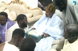 Mouhamed Ndoye a rendu visite Serigne Basse Abdou Khadre Mbacké le porte parole du khalif général des mourides Serigne Mountakha Mbacké. Mouhamed Ndoye accompagné d’une forte délégation il a échangé avec Serigne Basse Abdou Khadre aussi le journaliste a donné son »Adiya » pour le 18 SAFAR.