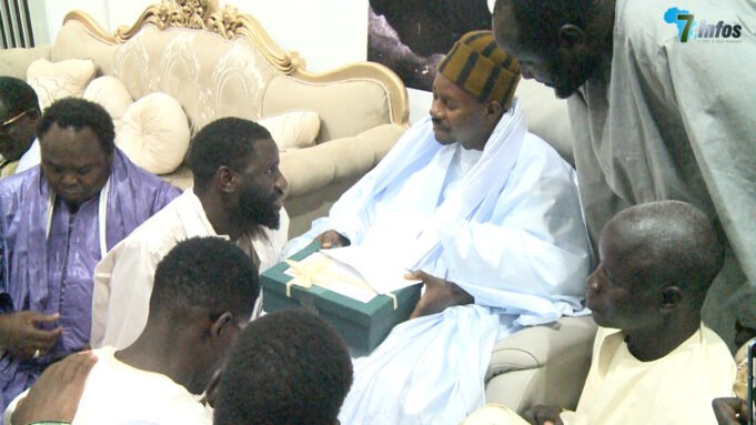 Mouhamed Ndoye a rendu visite Serigne Basse Abdou Khadre Mbacké le porte parole du khalif général des mourides Serigne Mountakha Mbacké. Mouhamed Ndoye accompagné d’une forte délégation il a échangé avec Serigne Basse Abdou Khadre aussi le journaliste a donné son »Adiya » pour le 18 SAFAR.