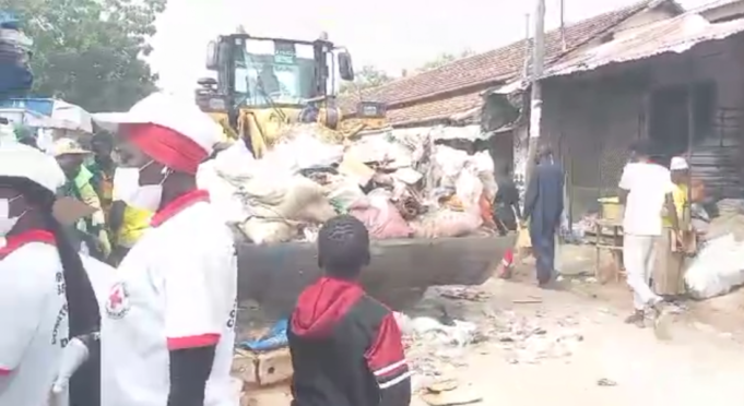 Une opération de nettoyage au marché central de Mbacké : une collaboration appréciée entre les commerçants et la Croix-Rouge
