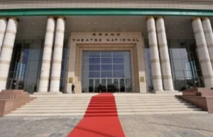 Le Grand Théâtre retire sa note interdisant la dépigmentation, le port de perruques et les greffes capillaires