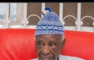 TOUBA EN DEUIL- Serigne Ahmadou Mokhtar Mbacké, khalife de Darou Khoudoss, s’est éteint. La communauté mouride est frappée par une perte immense avec le rappel à Dieu de Serigne Ahmadou Mokhtar Mbacké, khalife de Darou Khoudoss. Figure spirituelle respectée et héritier de la tradition de Cheikh Ahmadou Bamba, Serigne Ahmadou Mokhtar incarnait la rigueur, la piété et le sens du service religieux.