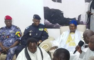 Magal de Touba : 4 000 policiers mobilisés, le DGPN Mame Seydou Ndour reçu par Cheikh Bassirou Abdou Khadr.